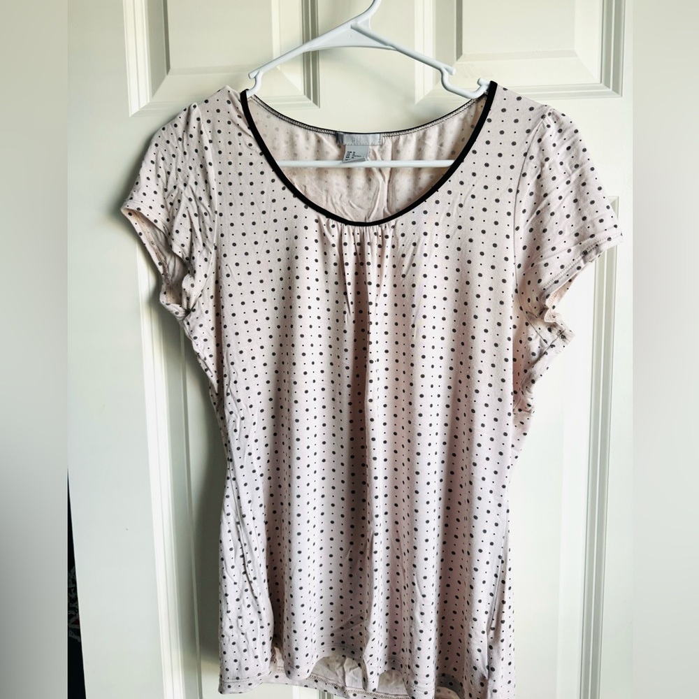Short sleeve dotted top